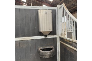 TDJ Horsfeeder - indvendig foderautomat til müsli og piller